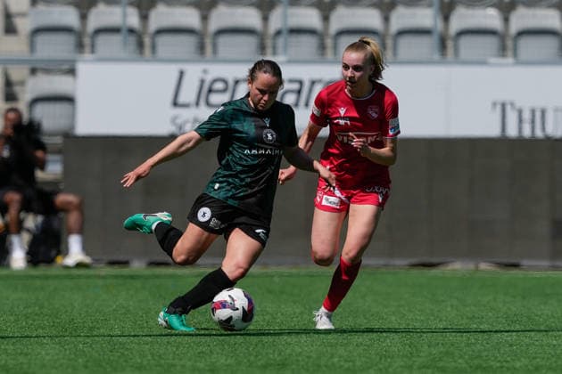 Schweiz: AXA Women s Super League 2025 26, FC Thun vs Yverdon FC - Stockhorn Arena, Thun: Chloe Warpelin (19 Yverdon) gegen Celine Schmid (34 Thun) Copyright: xKjetilxWaberx
