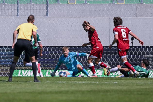 25.04.2026, Fussball, 2. Bundesliga, 31. Spieltag Saison 2025 2026, Preußen Münster - DSC Arminia Bielefeld, Torwart Jonas Thomas Kersken (DSC Arminia Bielefeld) hält den Ball, xRHR-FOTO TKx