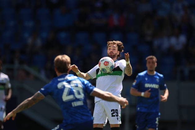 Kolja Oudenne (Hannover 96, 29) mit toller Ballannahme, Karlsruher SC vs. Hannover 96, 2. Bundesliga, 31. Spieltag, 2025 2026, 25.04.2026, DFL REGULATIONS PROHIBIT ANY USE OF PHOTOGRAPHS AS IMAGE SEQUENCES AND OR QUASI-VIDEO, Karlsruher SC vs. Hannover 96, 2. Bundesliga, 31. Spieltag, 2025 2026, 25.04.2026 Karlsruhe