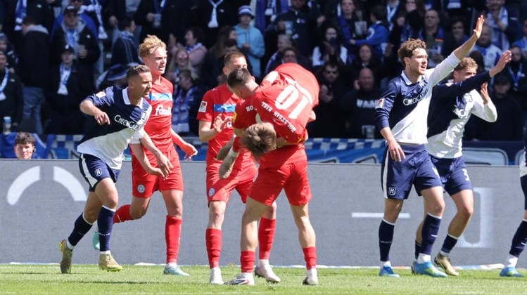 Jonas Therkelsen (10) jubelt nach Tor zum 0:1 mit Teamkollegen Freude Emotion Jubel Fußball Fussball DFL 2. Bundesliga Herren 31. Spieltag Saison 2025 2026 25.04.2026 Hertha BSC Berlin vs. Holstein Kiel KSV DFL regulations prohibit any use of photographs as image sequences and or quasi-video