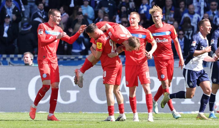 Jonas Therkelsen (10) jubelt nach Tor zum 0:1 mit Teamkollegen Freude Emotion Jubel Fußball Fussball DFL 2. Bundesliga Herren 31. Spieltag Saison 2025 2026 25.04.2026 Hertha BSC Berlin vs. Holstein Kiel KSV DFL regulations prohibit any use of photographs as image sequences and or quasi-video