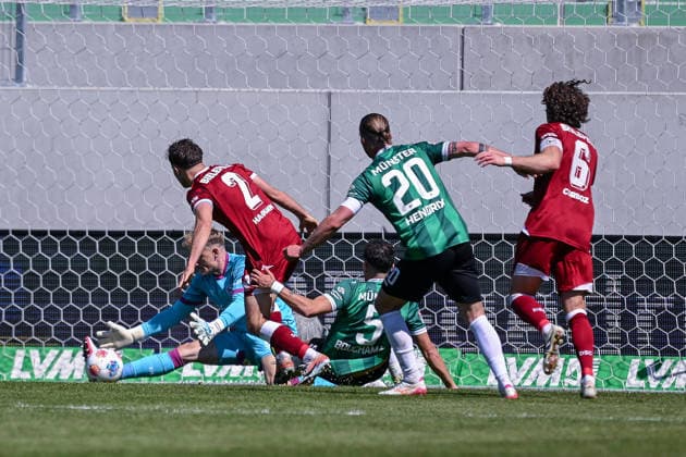 25.04.2026, Fussball, 2. Bundesliga, 31. Spieltag Saison 2025 2026, Preußen Münster - DSC Arminia Bielefeld, Torwart Jonas Thomas Kersken (DSC Arminia Bielefeld) hält den Ball, xRHR-FOTO TKx