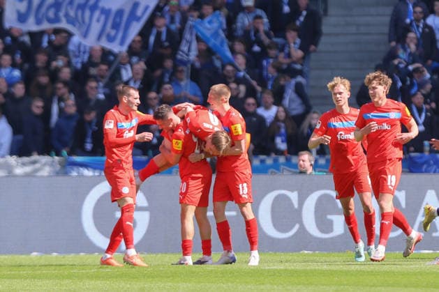 25.04.2025, xtgx, Fussball 2. Bundesliga, Hertha BSC Berlin - Holstein Kiel emspor, v.l. Jonas Therkelsen (Kiel, 10) Jubel, Torjubel, jubelt ueber das Tor, celebrate the goal, celebration (DFL DFB REGULATIONS PROHIBIT ANY USE OF PHOTOGRAPHS as IMAGE SEQUENCES and or QUASI-VIDEO) Berlin