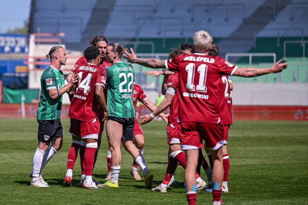 25.04.2026, Fussball, 2. Bundesliga, 31. Spieltag Saison 2025 2026, Preußen Münster - DSC Arminia Bielefeld, Rudelbildung Jannis Heuer (Preußen Münster), Monju Momuluh (DSC Arminia Bielefeld), Roberts Uldrikis (DSC Arminia Bielefeld) xRHR-FOTO TKx