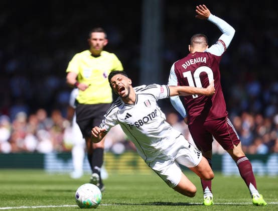 Fulham v Aston Villa, English Premier League, Gtech Community Stadium, Craven Cottage, London, UK - 25 04 2026 Raul JimÃ nez of Fulham is fouled by Emi Buendia of Aston Villa during the Premier League game at Craven Cottage London Craven Cottage London GBR, UK NEWSPAPERS OUT Copyright: xMarkxGreenwoodx