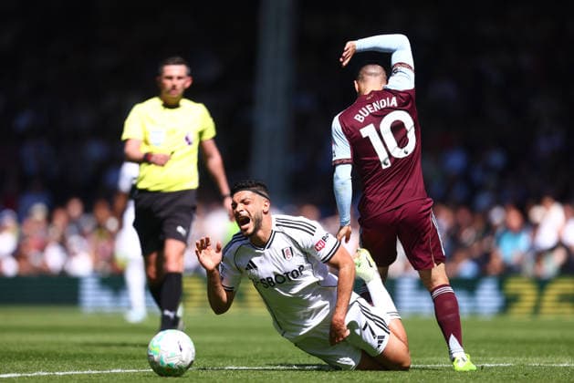 Fulham v Aston Villa, English Premier League, Gtech Community Stadium, Craven Cottage, London, UK - 25 04 2026 Raul JimÃ nez of Fulham is fouled by Emi Buendia of Aston Villa during the Premier League game at Craven Cottage London Craven Cottage London GBR, UK NEWSPAPERS OUT Copyright: xMarkxGreenwoodx