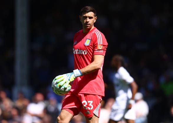 Fulham v Aston Villa, English Premier League, Gtech Community Stadium, Craven Cottage, London, UK - 25 04 2026 Emiliano Martinez of Aston Villa in action during Premier League game against Fulham at Craven Cottage London Craven Cottage London GBR, UK NEWSPAPERS OUT Copyright: xMarkxGreenwoodx