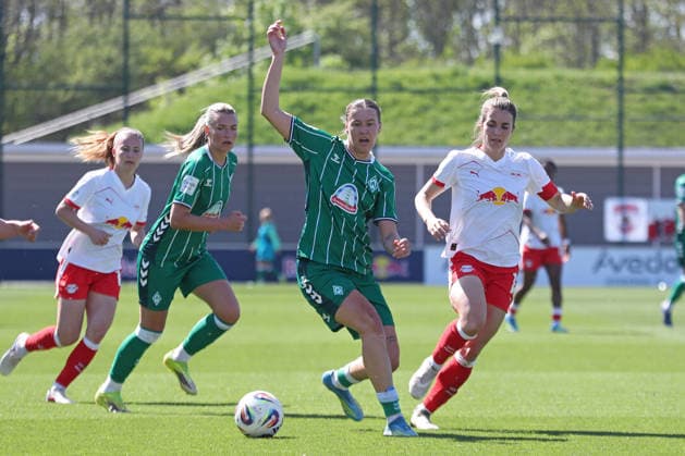 Google Pixel Frauen-Bundesliga, RB Leipzig - SV Werder Bremen; 25.04.2026 Larissa Mühlhaus (7, Werder Bremen) gegen Sandra Starke (13, RB Leipzig). Fußball, Google Pixel Frauen-Bundesliga, Saison 2025 2026, 23. Spieltag: RB Leipzig vs. SV Werder Bremen am 25.04.2026, Trainingszentrum Cottaweg, Leipzig. DFB REGULATIONS PROHIBIT ANY USE OF PHOTOGRAPHS AS IMAGE SEQUENCES AND OR QUASI-VIDEO. Copyright: xBEAUTIFULxSPORTS JanxKaeferx