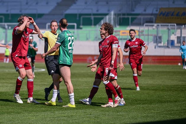 25.04.2026, Fussball, 2. Bundesliga, 31. Spieltag Saison 2025 2026, Preußen Münster - DSC Arminia Bielefeld, Roberts Uldrikis (DSC Arminia Bielefeld), Jannis Heuer (Preußen Münster) xRHR-FOTO TKx
