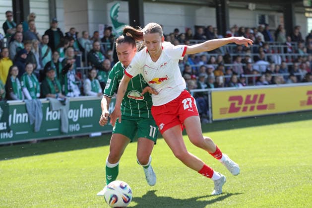 Google Pixel Frauen-Bundesliga, RB Leipzig - SV Werder Bremen; 25.04.2026 Maja Sternad (11, Werder Bremen) gegen Marlene Müller (27, RB Leipzig). Fußball, Google Pixel Frauen-Bundesliga, Saison 2025 2026, 23. Spieltag: RB Leipzig vs. SV Werder Bremen am 25.04.2026, Trainingszentrum Cottaweg, Leipzig. DFB REGULATIONS PROHIBIT ANY USE OF PHOTOGRAPHS AS IMAGE SEQUENCES AND OR QUASI-VIDEO. Copyright: xBEAUTIFULxSPORTS JanxKaeferx