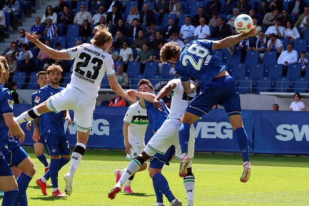 25.04.2026, xrekx, Fussball 2.Bundesliga, Karlsruher SC - Hannover 96 v.l. Stefan Teitur Thordarson (Hannover 96) Marcel Franke (Karlsruher SC) Handspiel (DFL DFB REGULATIONS PROHIBIT ANY USE OF PHOTOGRAPHS as IMAGE SEQUENCES and or QUASI-VIDEO) Karlsruhe