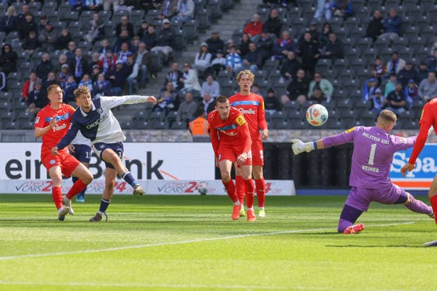 25.04.2025, xtgx, Fussball 2. Bundesliga, Hertha BSC Berlin - Holstein Kiel emspor, v.l. Michael Cuisance (Hertha, 10), Timon Weiner (Kiel, 1) schiesst den Ball aufs Tor, Torschuss, Schuss (DFL DFB REGULATIONS PROHIBIT ANY USE OF PHOTOGRAPHS as IMAGE SEQUENCES and or QUASI-VIDEO) Berlin