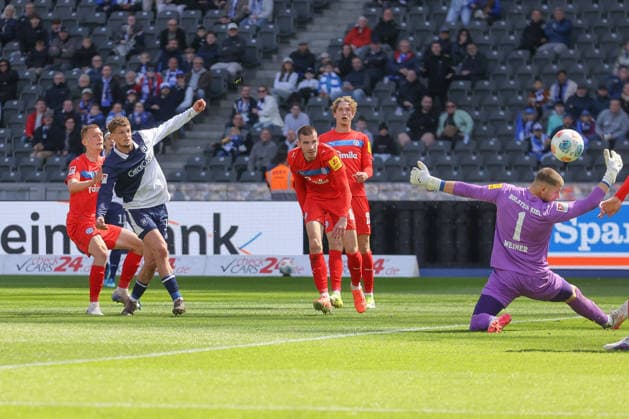 25.04.2025, xtgx, Fussball 2. Bundesliga, Hertha BSC Berlin - Holstein Kiel emspor, v.l. Michael Cuisance (Hertha, 10), Timon Weiner (Kiel, 1) schiesst den Ball aufs Tor, Torschuss, Schuss (DFL DFB REGULATIONS PROHIBIT ANY USE OF PHOTOGRAPHS as IMAGE SEQUENCES and or QUASI-VIDEO) Berlin