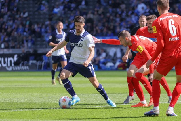 25.04.2025, xtgx, Fussball 2. Bundesliga, Hertha BSC Berlin - Holstein Kiel emspor, v.l. Josip Brekalo (Hertha, 7), David Zec (Kiel, 26) Zweikampf, Duell, Kampf, tackle (DFL DFB REGULATIONS PROHIBIT ANY USE OF PHOTOGRAPHS as IMAGE SEQUENCES and or QUASI-VIDEO) Berlin
