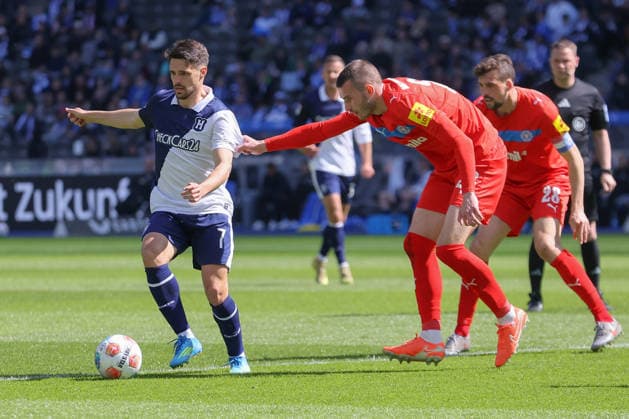 25.04.2025, xtgx, Fussball 2. Bundesliga, Hertha BSC Berlin - Holstein Kiel emspor, v.l. Josip Brekalo (Hertha, 7), David Zec (Kiel, 26) Zweikampf, Duell, Kampf, tackle (DFL DFB REGULATIONS PROHIBIT ANY USE OF PHOTOGRAPHS as IMAGE SEQUENCES and or QUASI-VIDEO) Berlin