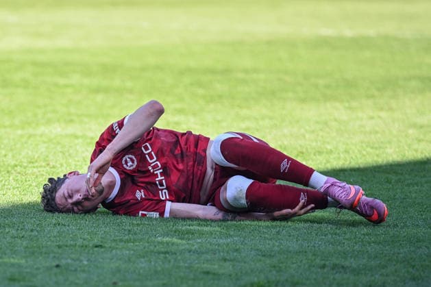 25.04.2026, Fussball, 2. Bundesliga, 31. Spieltag Saison 2025 2026, Preußen Münster - DSC Arminia Bielefeld, Jannik Rochelt (DSC Arminia Bielefeld) liegt am Boden, xRHR-FOTO TKx