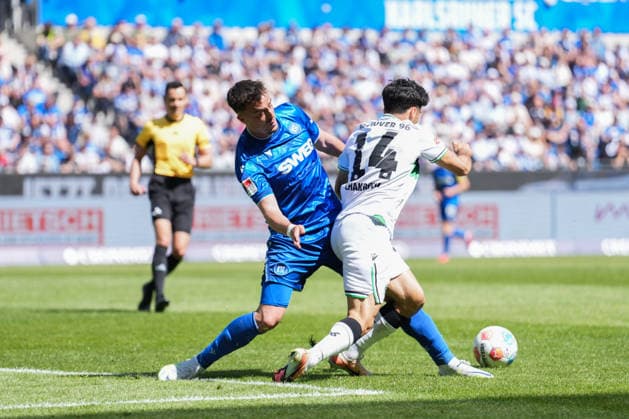 2. Bundesliga, Karlsruher SC vs Hannover 96, 25.04.2026 Zweikampf zwischen Philipp Förster (Karlsruher SC, 11) und Husseyn Chakroun (Hannover 96, 14) 2. Bundesliga, Karlsruher SC vs Hannover 96, BBBank Wildpark Karlsruhe, 25.04.2026 DFB DFL REGULATIONS PROHIBIT ANY USE OF PHOTOGRAPHS AS IMAGE SEQUENCES AND OR QUASI-VIDEO.