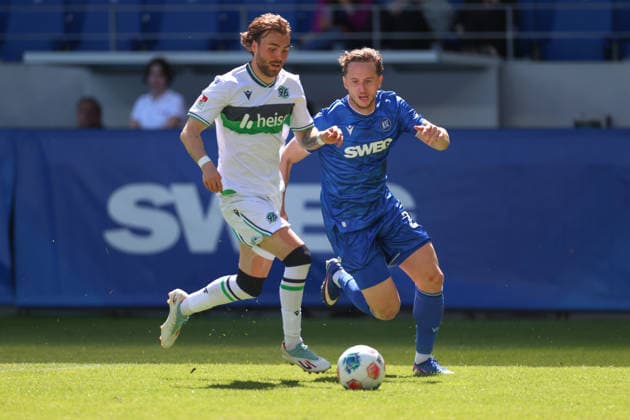 Kolja Oudenne (Hannover 96, 29) setzt sich durch gegen Christoph Kobald (Karlsruher SC, 22) und erzielt das 1:2, Karlsruher SC vs. Hannover 96, 2. Bundesliga, 31. Spieltag, 2025 2026, 25.04.2026, DFL REGULATIONS PROHIBIT ANY USE OF PHOTOGRAPHS AS IMAGE SEQUENCES AND OR QUASI-VIDEO, Karlsruher SC vs. Hannover 96, 2. Bundesliga, 31. Spieltag, 2025 2026, 25.04.2026 Karlsruhe
