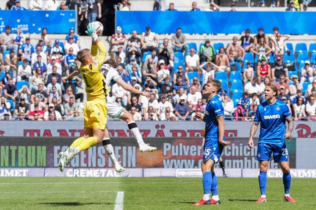 2. Bundesliga, Karlsruher SC vs Hannover 96, 25.04.2026 Hans Christian Bernat (Karlsruher SC, 1) der den Ball aus der Luft holt 2. Bundesliga, Karlsruher SC vs Hannover 96, BBBank Wildpark Karlsruhe, 25.04.2026 DFB DFL REGULATIONS PROHIBIT ANY USE OF PHOTOGRAPHS AS IMAGE SEQUENCES AND OR QUASI-VIDEO.