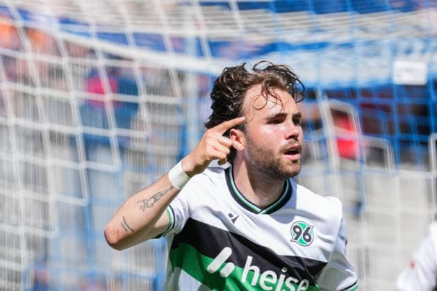 2. Bundesliga, Karlsruher SC vs Hannover 96, 25.04.2026 Torjubel zum 1:2 durch Kolja Oudenne (Hannover 96, 29) 2. Bundesliga, Karlsruher SC vs Hannover 96, BBBank Wildpark Karlsruhe, 25.04.2026 DFB DFL REGULATIONS PROHIBIT ANY USE OF PHOTOGRAPHS AS IMAGE SEQUENCES AND OR QUASI-VIDEO.