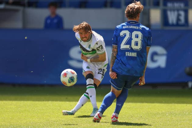 Torschuss von Kolja Oudenne (Hannover 96, 29) Marcel Franke (Karlsruher SC, 28), Karlsruher SC vs. Hannover 96, 2. Bundesliga, 31. Spieltag, 2025 2026, 25.04.2026, DFL REGULATIONS PROHIBIT ANY USE OF PHOTOGRAPHS AS IMAGE SEQUENCES AND OR QUASI-VIDEO, Karlsruher SC vs. Hannover 96, 2. Bundesliga, 31. Spieltag, 2025 2026, 25.04.2026 Karlsruhe
