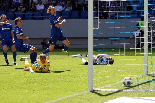 25.04.2026, xrekx, Fussball 2.Bundesliga, Karlsruher SC - Hannover 96 v.l. Torschuss zum 1:2 durch Kolja Oudenne (Hannover 96) Hans Christian Bernat (Karlsruher SC) (DFL DFB REGULATIONS PROHIBIT ANY USE OF PHOTOGRAPHS as IMAGE SEQUENCES and or QUASI-VIDEO) Karlsruhe
