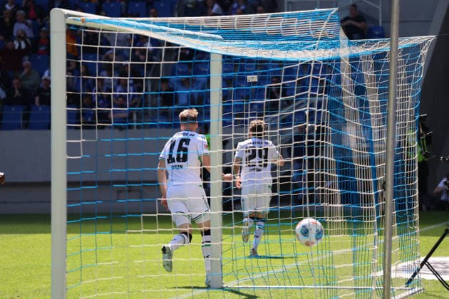 25.04.2026, xrekx, Fussball 2.Bundesliga, Karlsruher SC - Hannover 96 v.l. Torjubel nach dem Tor zum celebrating the goal celebrate 1:2 durch Kolja Oudenne (Hannover 96) (DFL DFB REGULATIONS PROHIBIT ANY USE OF PHOTOGRAPHS as IMAGE SEQUENCES and or QUASI-VIDEO) Karlsruhe