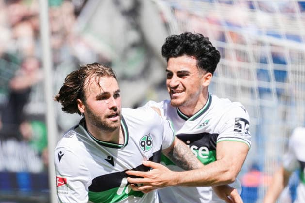 2. Bundesliga, Karlsruher SC vs Hannover 96, 25.04.2026 Torjubel zum 1:2 durch Kolja Oudenne (Hannover 96, 29) 2. Bundesliga, Karlsruher SC vs Hannover 96, BBBank Wildpark Karlsruhe, 25.04.2026 DFB DFL REGULATIONS PROHIBIT ANY USE OF PHOTOGRAPHS AS IMAGE SEQUENCES AND OR QUASI-VIDEO.