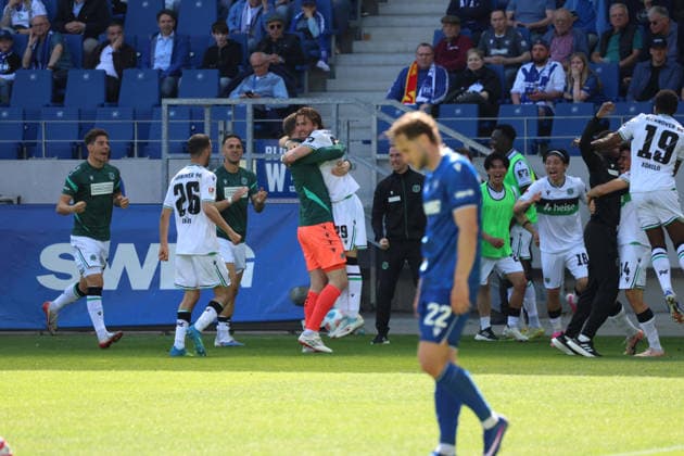 25.04.2026, xrekx, Fussball 2.Bundesliga, Karlsruher SC - Hannover 96 v.l. Torjubel nach dem Tor zum celebrating the goal celebrate 1:2 durch Kolja Oudenne (Hannover 96) (DFL DFB REGULATIONS PROHIBIT ANY USE OF PHOTOGRAPHS as IMAGE SEQUENCES and or QUASI-VIDEO) Karlsruhe