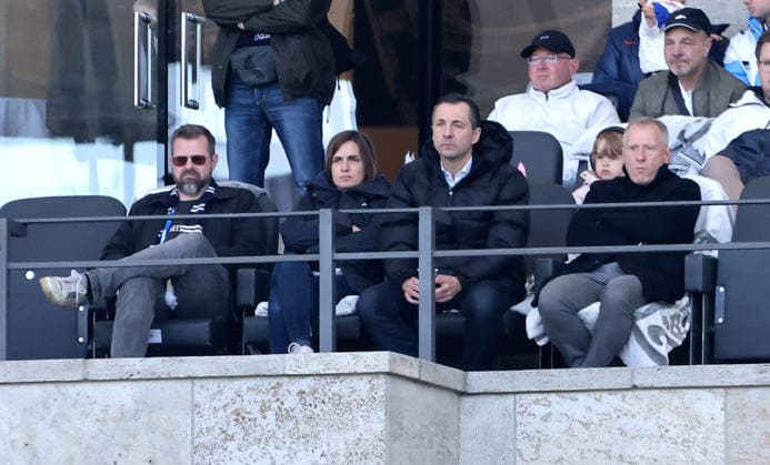 Präsident Fabian Drescher, Anne Noske, Ralf Huschen, Geschäftsführer Dr. Peter Görlich auf der Tribüne Fußball Fussball DFL 2. Bundesliga Herren 31. Spieltag Saison 2025 2026 25.04.2026 Hertha BSC Berlin vs. Holstein Kiel KSV DFL regulations prohibit any use of photographs as image sequences and or quasi-video