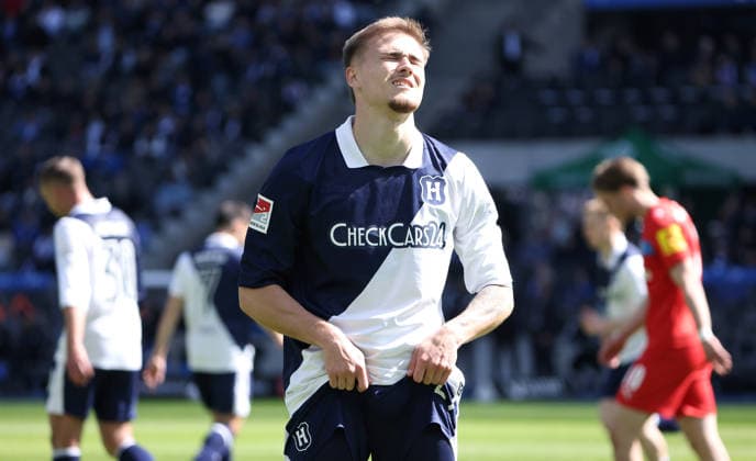 Marten Winkler enttäuscht Enttäuschung Fußball Fussball DFL 2. Bundesliga Herren 31. Spieltag Saison 2025 2026 25.04.2026 Hertha BSC Berlin vs. Holstein Kiel KSV DFL regulations prohibit any use of photographs as image sequences and or quasi-video