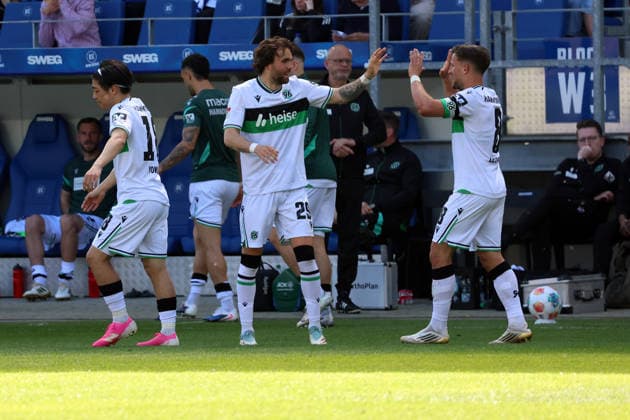25.04.2026, xrekx, Fussball 2.Bundesliga, Karlsruher SC - Hannover 96 v.l. Torjubel nach dem Tor zum celebrating the goal celebrate 1:2 durch Kolja Oudenne (Hannover 96) (DFL DFB REGULATIONS PROHIBIT ANY USE OF PHOTOGRAPHS as IMAGE SEQUENCES and or QUASI-VIDEO) Karlsruhe