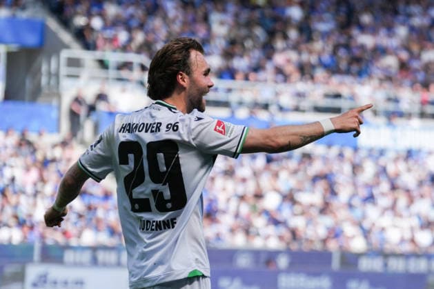 2. Bundesliga, Karlsruher SC vs Hannover 96, 25.04.2026 Torjubel zum 1:2 durch Kolja Oudenne (Hannover 96, 29) 2. Bundesliga, Karlsruher SC vs Hannover 96, BBBank Wildpark Karlsruhe, 25.04.2026 DFB DFL REGULATIONS PROHIBIT ANY USE OF PHOTOGRAPHS AS IMAGE SEQUENCES AND OR QUASI-VIDEO.