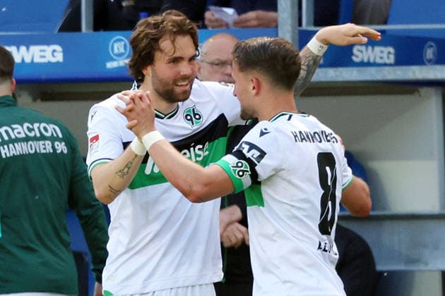 25.04.2026, xrekx, Fussball 2.Bundesliga, Karlsruher SC - Hannover 96 v.l. Torjubel nach dem Tor zum celebrating the goal celebrate 1:2 durch Kolja Oudenne (Hannover 96) mit Enzo Leopold (Hannover 96) (DFL DFB REGULATIONS PROHIBIT ANY USE OF PHOTOGRAPHS as IMAGE SEQUENCES and or QUASI-VIDEO) Karlsruhe