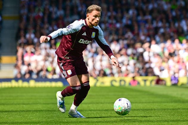 Fulham v Aston Villa, Premier League Aston Villa defender Matty Cash (2) sprints forward with the ball during the Premier League match between Fulham and Aston Villa at Craven Cottage, London, UK on 25 April 2026. London Craven Cottage Greater London UK Editorial use only DataCo restrictions apply See www.football-dataco.com , Copyright: xDennisxGoodwinx PSI-24149-0051