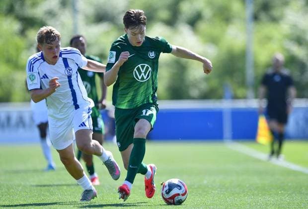 Schalke 04 U19 - VfL Wolfsburg U19 ** NUR FÜR REDAKTIONELLE ZWECKE ** EDITORIAL USE ONLY **<p>Fußball U19 DFB-Nachwuchsliga Hauptrunde Liga A Gruppe B 10. SPIELTAG: Schalke 04 U19 - VfL Wolfsburg U19 am 25.04.2026 im Parkstadion in Gelsenkirchen Karlo Mijo Simic ( VfL Wolfsburg U19 ), vorne - Silas Thier ( Schalke 04 U19 ), hinten Deutschland Nordrhein-Westfalen Gelsenkirchen Copyright: ThorstenxTillmann *** Schalke 04 U19 VfL Wolfsburg U19 FOR EDITORIAL PURPOSES ONLY EDITORIAL USE ONLY p Soccer U19 DFB Junior League Main Round League A Group B 10 GAME DAY Schalke 04 U19 VfL Wolfsburg U19 on 25 04 2026 at Parkstadion in Gelsenkirchen Karlo Mijo Simic VfL Wolfsburg U19 , front Silas Thier Schalke 04 U19 , back Germany North Rhine-Westphalia Gelsenkirchen Copyright ThorstenxTillmann Copyright: ThorstenxTillmann doc85kkm5ktjx53ctoztp4 ,EDITORIAL USE ONLY