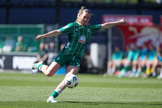 Juliane Wirtz (SV Werder Bremen, 28) am Ball, Freisteller, Einzelbild, Ganzkörper, beim Torschuss, schießt auf das Tor, am Ball, Aktion, Action, Spielszene,, DIE DFB-RICHTLINIEN UNTERSAGEN JEGLICHE NUTZUNG VON FOTOS ALS SEQUENZBILDER UND ODER VIDEOÄHNLICHE FOTOSTRECKEN. DFB REGULATIONS PROHIBIT ANY USE OF PHOTOGRAPHS AS IMAGE SEQUENCES AND OR QUASI-VIDEO., 25.04.2026, Leipzig (Deutschland), Fussball, Google Pixel Frauen-Bundesliga, RB Leipzig - SV Werder Bremen