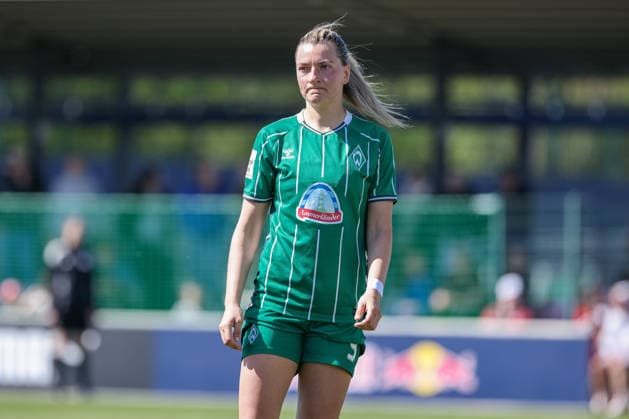 Medina Desic (SV Werder Bremen, 9) enttäuscht schauend, Enttäuschung, DIE DFB-RICHTLINIEN UNTERSAGEN JEGLICHE NUTZUNG VON FOTOS ALS SEQUENZBILDER UND ODER VIDEOÄHNLICHE FOTOSTRECKEN. DFB REGULATIONS PROHIBIT ANY USE OF PHOTOGRAPHS AS IMAGE SEQUENCES AND OR QUASI-VIDEO., 25.04.2026, Leipzig (Deutschland), Fussball, Google Pixel Frauen-Bundesliga, RB Leipzig - SV Werder Bremen