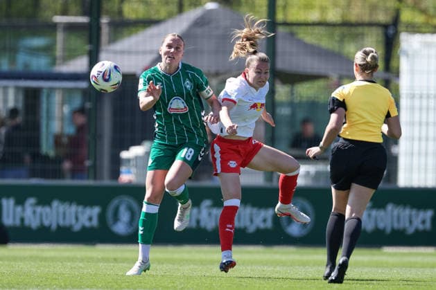 v.li.: Lina Hausicke (SV Werder Bremen, 18) und Annabel Schasching (RB Leipzig, 16) im Zweikampf, Duell, Dynamik, Aktion, Action, Spielszene, DIE DFB-RICHTLINIEN UNTERSAGEN JEGLICHE NUTZUNG VON FOTOS ALS SEQUENZBILDER UND ODER VIDEOÄHNLICHE FOTOSTRECKEN. DFB REGULATIONS PROHIBIT ANY USE OF PHOTOGRAPHS AS IMAGE SEQUENCES AND OR QUASI-VIDEO., 25.04.2026, Leipzig (Deutschland), Fussball, Google Pixel Frauen-Bundesliga, RB Leipzig - SV Werder Bremen
