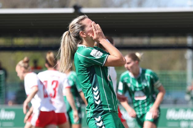 Google Pixel Frauen-Bundesliga, RB Leipzig - SV Werder Bremen; 25.04.2026 Medina Desic (9, Werder Bremen) schlägt nach einer vergebenen Chance die Hände vors Gesicht, Ärger, Emotionen. Fußball, Google Pixel Frauen-Bundesliga, Saison 2025 2026, 23. Spieltag: RB Leipzig vs. SV Werder Bremen am 25.04.2026, Trainingszentrum Cottaweg, Leipzig. DFB REGULATIONS PROHIBIT ANY USE OF PHOTOGRAPHS AS IMAGE SEQUENCES AND OR QUASI-VIDEO. Copyright: xBEAUTIFULxSPORTS JanxKaeferx