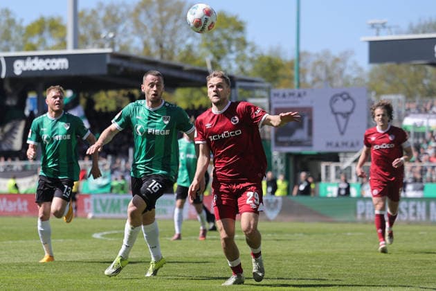 Fußball 2. Bundesliga 31. Spieltag SC Preußen Münster - DSC Arminia Bielefeld am 25.04.2026 im LVM-Preußenstadion in Münster Torge Paetow ( Münster ), links - Tim Handwerker ( Bielefeld ), rechts DFL regulations prohibit any use of photographs as image sequences and or quasi-video.