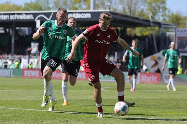 Fußball 2. Bundesliga 31. Spieltag SC Preußen Münster - DSC Arminia Bielefeld am 25.04.2026 im LVM-Preußenstadion in Münster Torge Paetow ( Münster ), links - Tim Handwerker ( Bielefeld ), rechts DFL regulations prohibit any use of photographs as image sequences and or quasi-video.