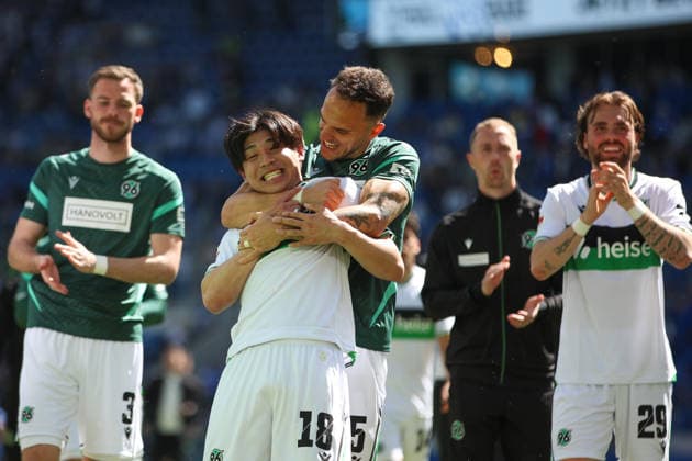 Virgil Ghita (Hannover 96, 05) packt herzhaft zu Daisuke Yokota (Hannover 96, 18) erzeilte das 1:3 Kolja Oudenne (Hannover 96, 29), Karlsruher SC vs. Hannover 96, 2. Bundesliga, 31. Spieltag, 2025 2026, 25.04.2026, DFL REGULATIONS PROHIBIT ANY USE OF PHOTOGRAPHS AS IMAGE SEQUENCES AND OR QUASI-VIDEO, Karlsruher SC vs. Hannover 96, 2. Bundesliga, 31. Spieltag, 2025 2026, 25.04.2026 Karlsruhe