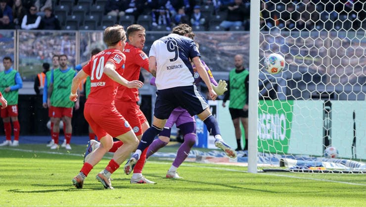 Dawid Kownacki verpasst das Tor Zweikampf Spielszene Aktion Fußball Fussball DFL 2. Bundesliga Herren 31. Spieltag Saison 2025 2026 25.04.2026 Hertha BSC Berlin vs. Holstein Kiel KSV DFL regulations prohibit any use of photographs as image sequences and or quasi-video