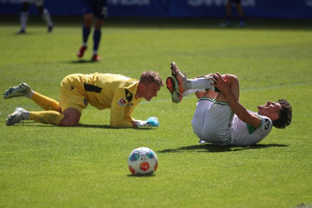 Hans Christian Bernat (Karlsruher SC, Torwart 01) mit Foul an Husseyn Chakroun (Hannover 96, 14), Karlsruher SC vs. Hannover 96, 2. Bundesliga, 31. Spieltag, 2025 2026, 25.04.2026, DFL REGULATIONS PROHIBIT ANY USE OF PHOTOGRAPHS AS IMAGE SEQUENCES AND OR QUASI-VIDEO, Karlsruher SC vs. Hannover 96, 2. Bundesliga, 31. Spieltag, 2025 2026, 25.04.2026 Karlsruhe