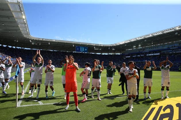 25.04.2026, xrekx, Fussball 2.Bundesliga, Karlsruher SC - Hannover 96 v.l. Hannover 96 Mannschaft, Spieler, jubeln nach Spielende, Team, Player, celebrate at the end of the match (DFL DFB REGULATIONS PROHIBIT ANY USE OF PHOTOGRAPHS as IMAGE SEQUENCES and or QUASI-VIDEO) Karlsruhe