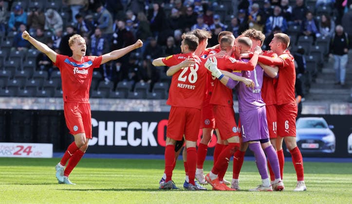Holstein Kiel Mannschaft jubelt nach Spielende Freude Emotion Fußball Fussball DFL 2. Bundesliga Herren 31. Spieltag Saison 2025 2026 25.04.2026 Hertha BSC Berlin vs. Holstein Kiel KSV DFL regulations prohibit any use of photographs as image sequences and or quasi-video