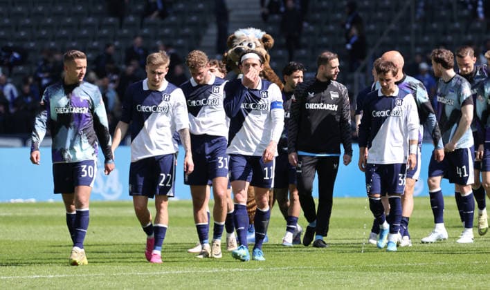 Paul Seguin, Marten Winkler, Fabian Reese, Hertha Mannschaft enttäuscht nach Spielende Enttäuschung Fußball Fussball DFL 2. Bundesliga Herren 31. Spieltag Saison 2025 2026 25.04.2026 Hertha BSC Berlin vs. Holstein Kiel KSV DFL regulations prohibit any use of photographs as image sequences and or quasi-video