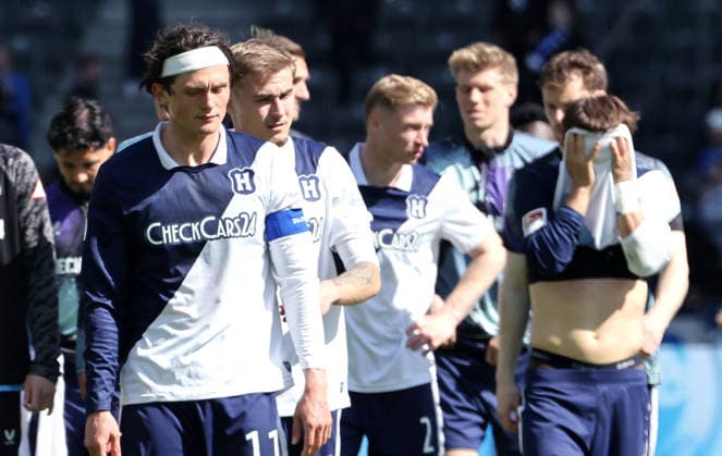 Fabian Reese, Hertha Mannschaft enttäuscht nach Spielende Enttäuschung Fußball Fussball DFL 2. Bundesliga Herren 31. Spieltag Saison 2025 2026 25.04.2026 Hertha BSC Berlin vs. Holstein Kiel KSV DFL regulations prohibit any use of photographs as image sequences and or quasi-video