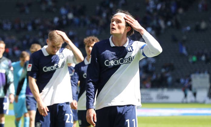 Marten Winkler, Fabian Reese, Hertha Mannschaft enttäuscht nach Spielende Enttäuschung Fußball Fussball DFL 2. Bundesliga Herren 31. Spieltag Saison 2025 2026 25.04.2026 Hertha BSC Berlin vs. Holstein Kiel KSV DFL regulations prohibit any use of photographs as image sequences and or quasi-video